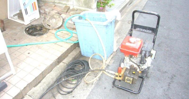 高圧洗浄機を使用して排水管のつまりを除去する準備をしています。