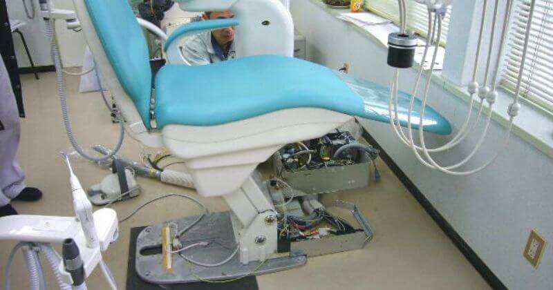 歯科メーカーさんが新しい診療台を取り付けています
