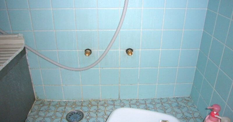 水漏れの原因となった浴室水栓の配管です