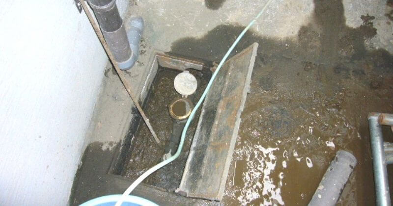 水道メーターから漏水調査をしています
