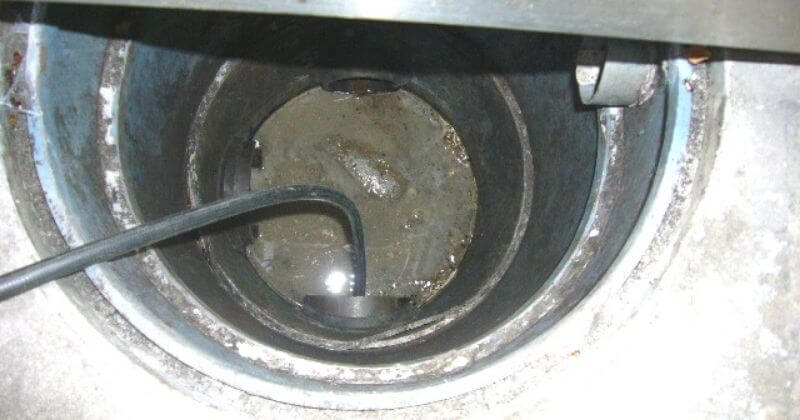 排水管に高圧洗浄機の洗管ホースを挿入しました。