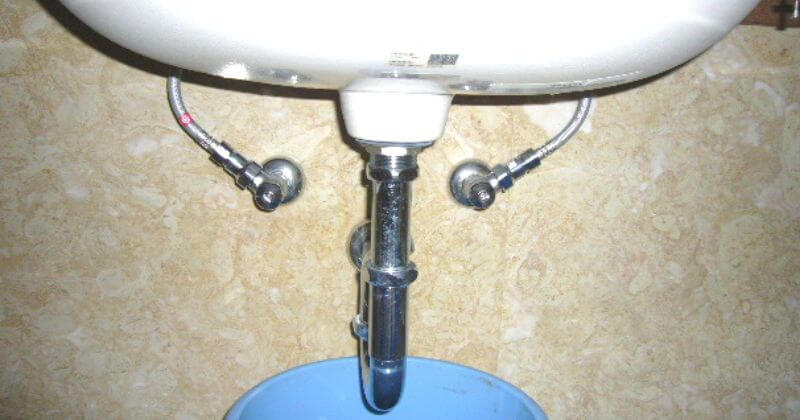 洗面所の排水トラップ加工前