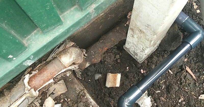 給水管の仮復旧中