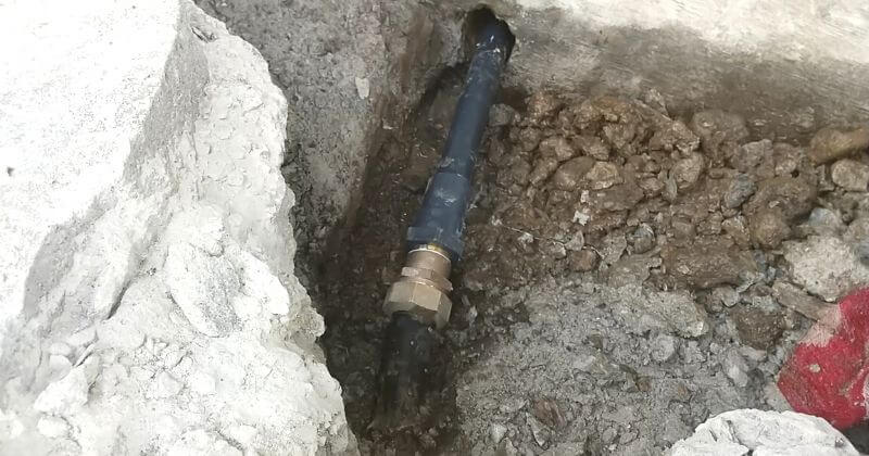 屋外の土中に埋設される給水管