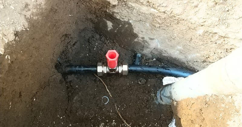 給水管の縁を切ったことで水が出なくなる蛇口を調査中