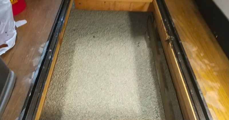 キッチンの床下の調湿剤散布状況