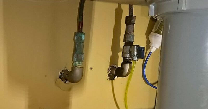 既設の配管と水栓の接続状況