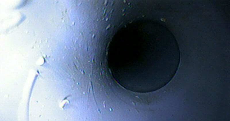 便器の真下の排水管の画像