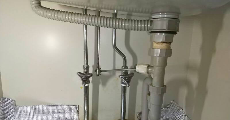 水栓交換前の洗面下