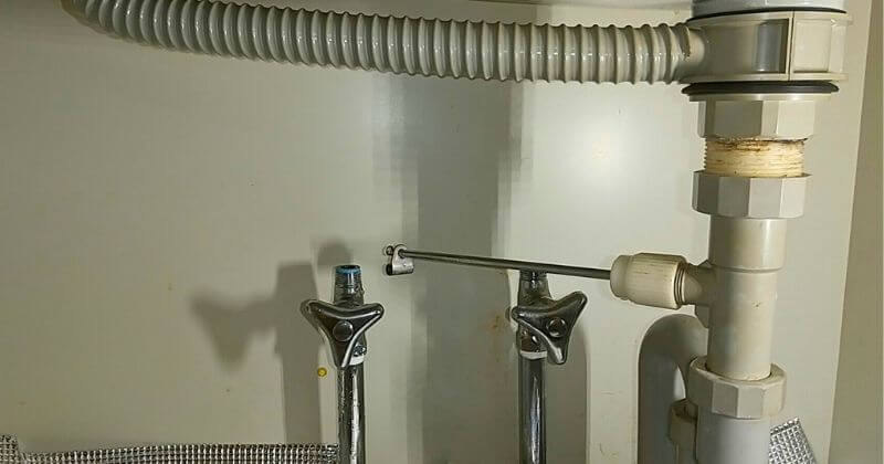 既設の水栓を取り外した状態の洗面下