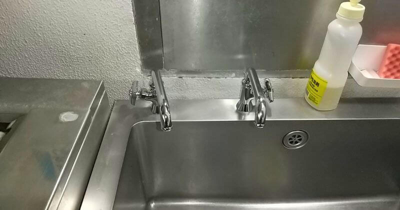 新しい水栓に交換中