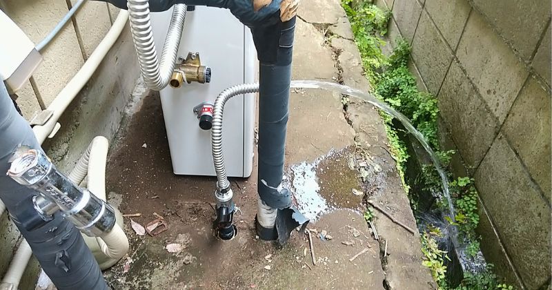 給水管内の錆や砂を取り除いている状態