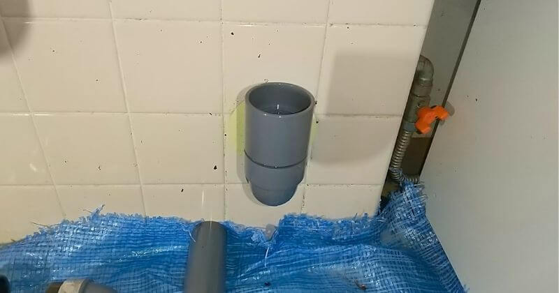 排水管の切断部分にソケットを取り付けた状態