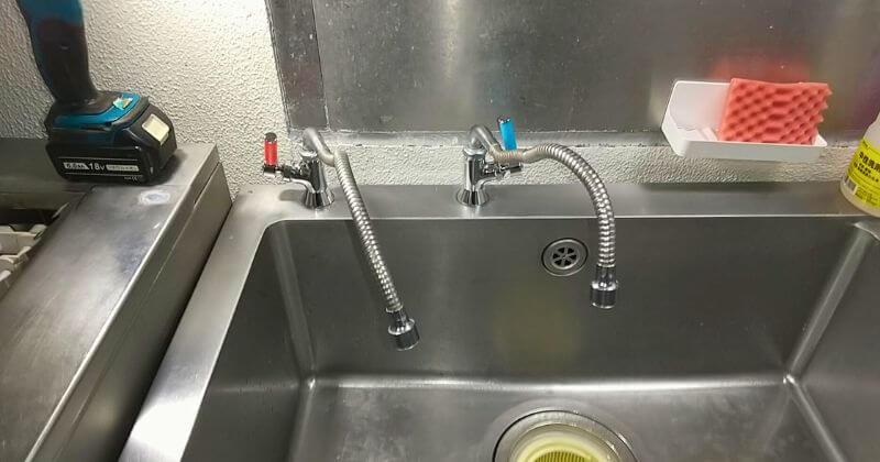 お湯用の水栓を止水した状態