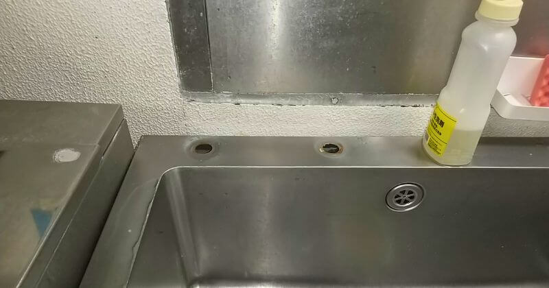 既設の水栓を取り外した状態