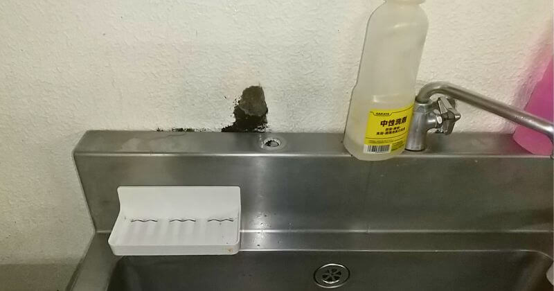 既設の水栓を取り外した状態