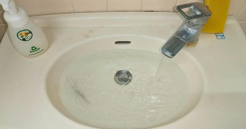 手洗い器に水を溜めている状態