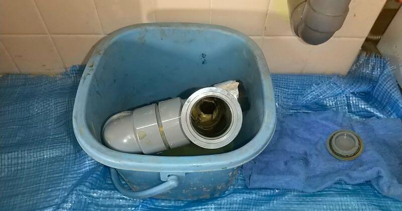 取り外した排水管