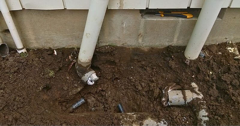 切り離した給水管と排水管
