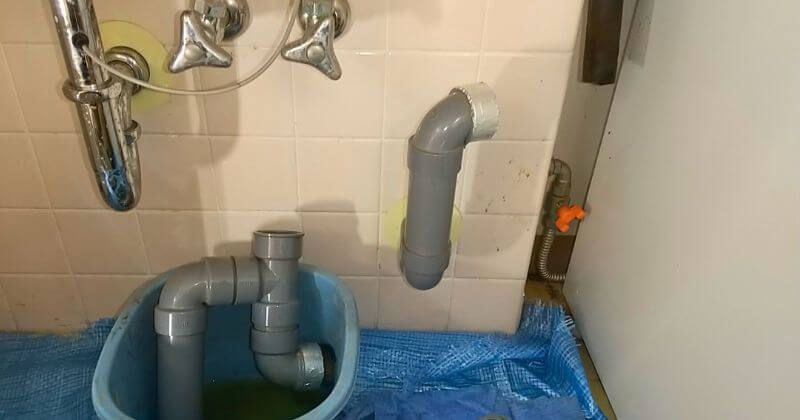 排水管の一部を取り外した状態