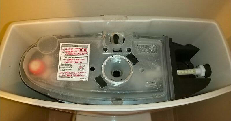 トイレタンクのフタを取り外した状態