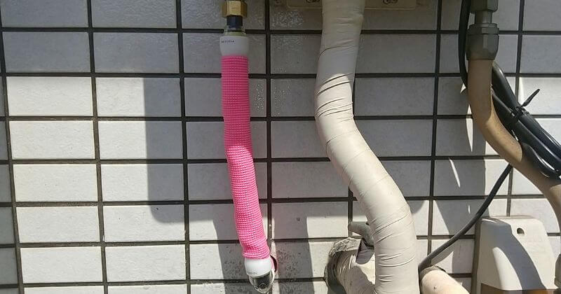給湯器から新しい配管を施工している状態