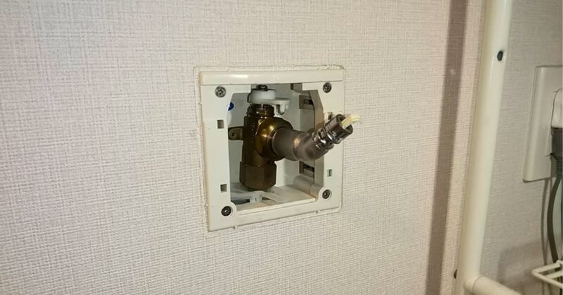 水栓本体を固定するビスを取り外した状態