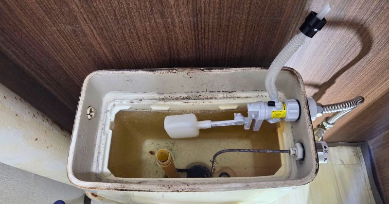 新しいボールタップを取り付けた状態