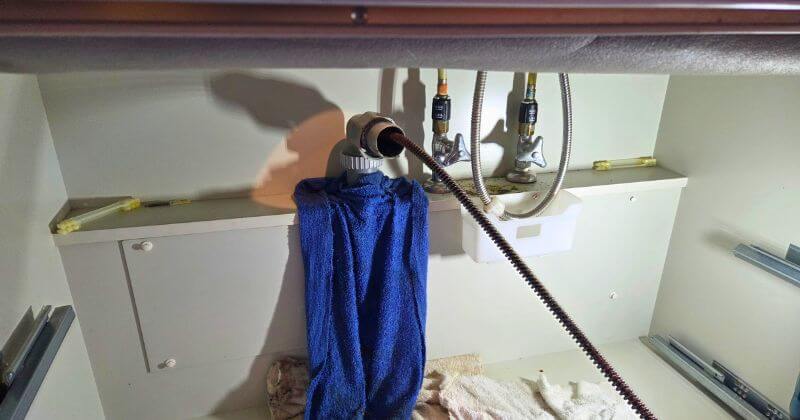 排水管内にワイヤーを挿入した状態