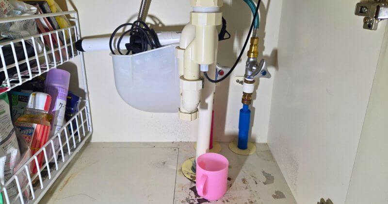 洗面所の水漏れ修理前