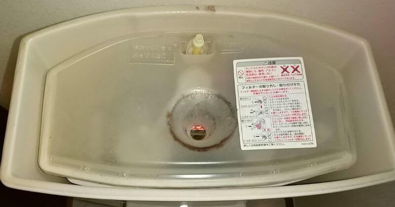 トイレタンクの内フタに付いたシミ