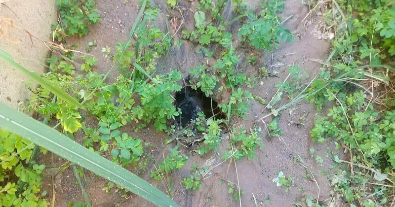 地面に穴が開いた状態