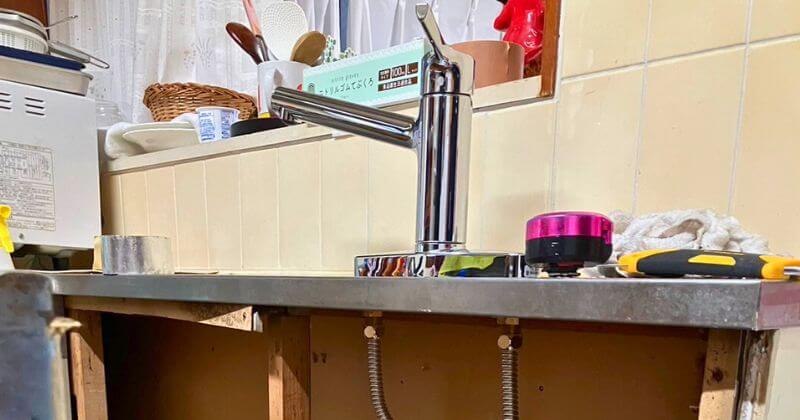 新しい水栓の取付中