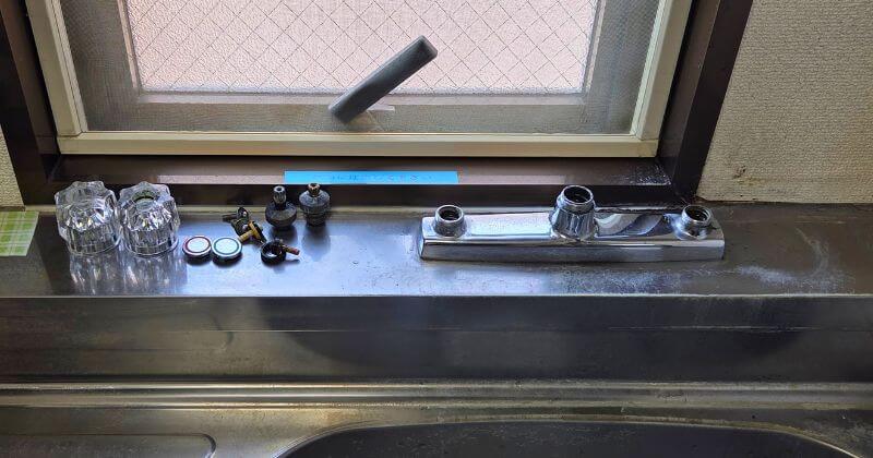 既設の水栓の部品を取り外した状態