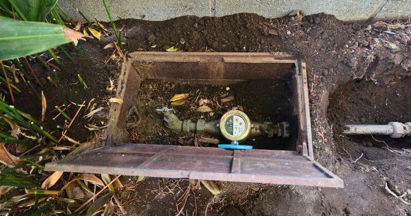 水道メーターから漏水調査中