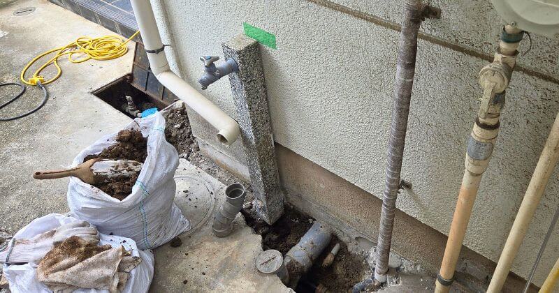 水栓柱廻りのコンクリートを斫った状態