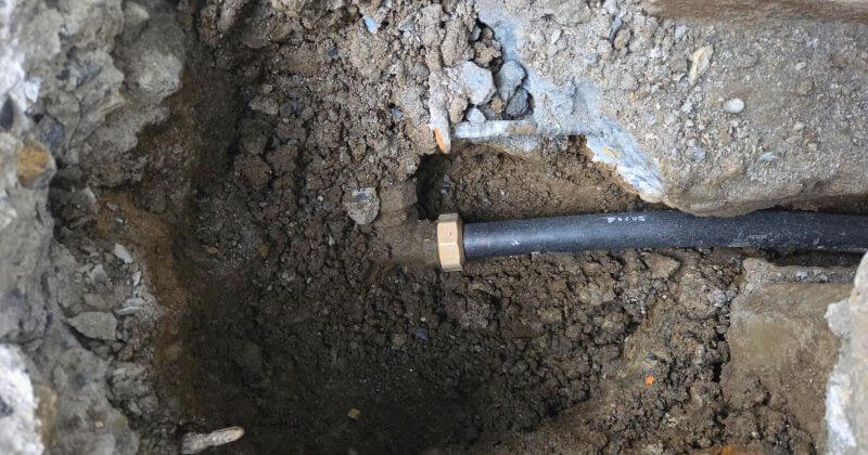水道メーター付近で新しい給水管を取り付けている状態