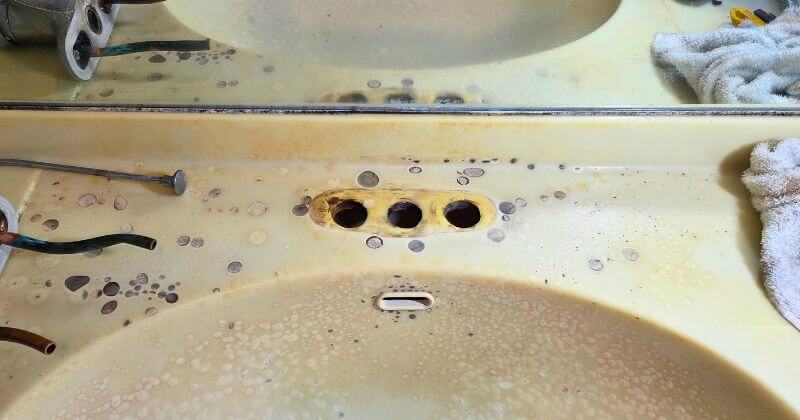 既設の水栓を取り外した状態