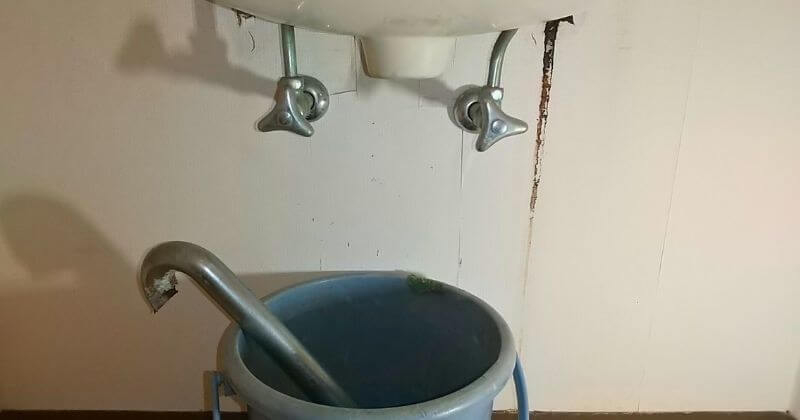 既設の排水トラップを取り外した状態
