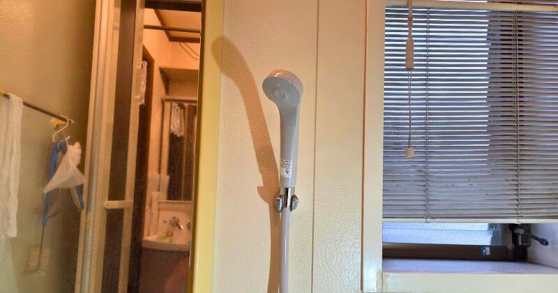 下段側のシャワーフックに新しいシャワーを取り付けた状態