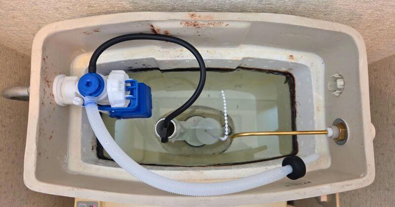 トイレタンク内に水を貯めた状態