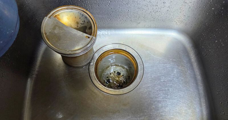 バケツに溜めた水を流した状態