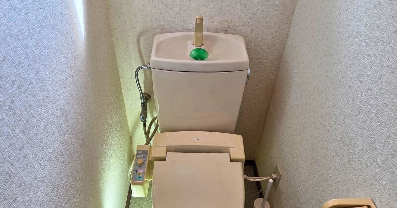 修理前のトイレタンク