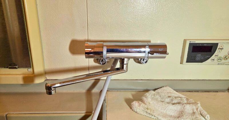 新しい水栓本体の取付中