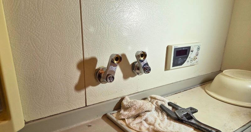 新しい偏芯管の取付中