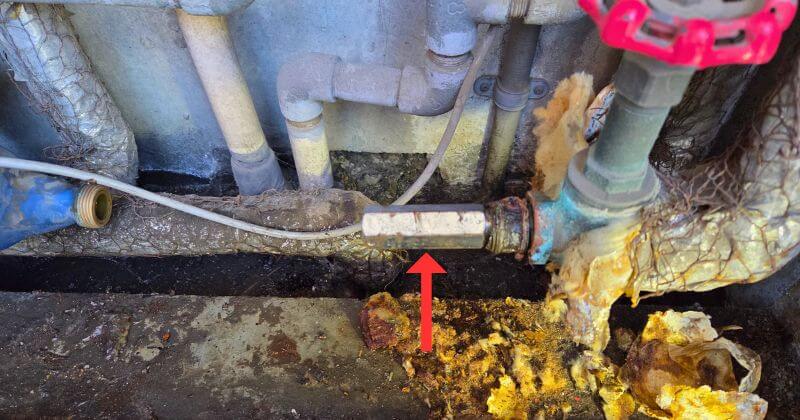 欠けてしまった短ニップルを取り外している状態