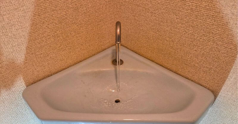 止水栓を開けて水を貯めている状態