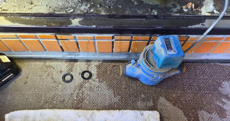 取り外した水道メーターとパッキン