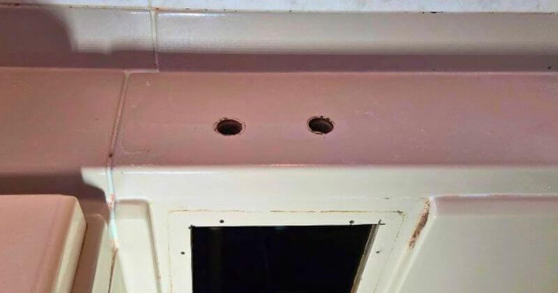 既設の水栓を取り外した状態