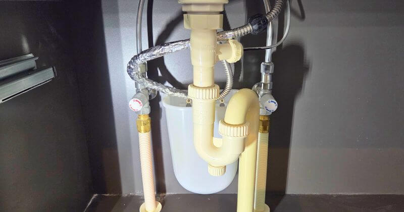 交換前の洗面下